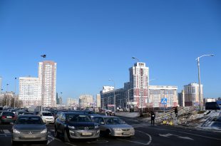 Дома и автостоянка на проспекте Дзержинского