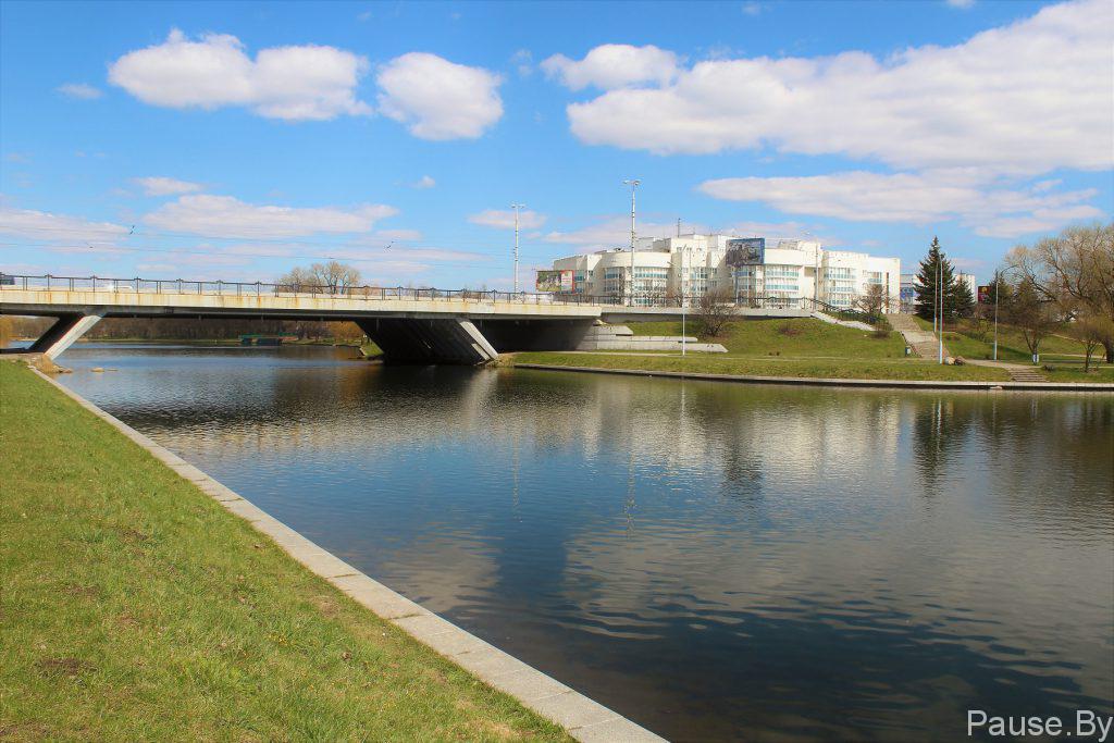 Most cherez reku Svisloch', v Minske na ulitse Orlovskoy.jpg