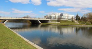 Most cherez reku Svisloch', v Minske na ulitse Orlovskoy.jpg