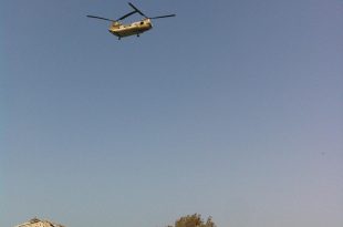 Вертолет над пляжем в Египте.jpg