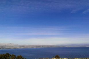 Галилейское море через которое течет священная река Иордан.jpg