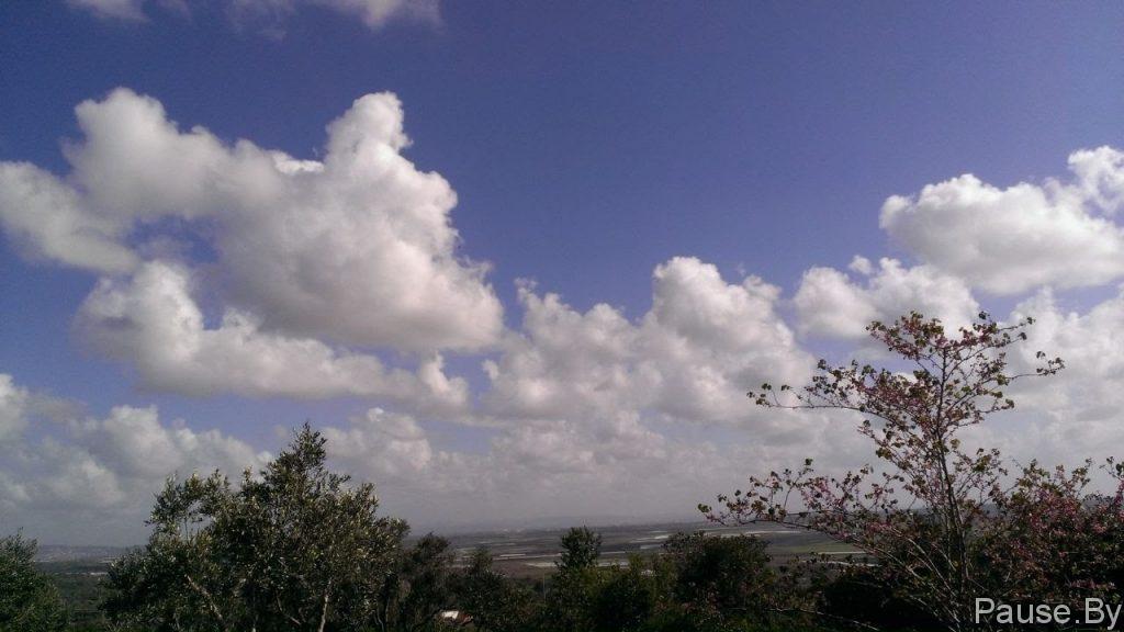 Белые облака над долиной Ярден, в Израиле.jpg