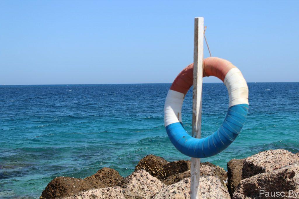 Спасательный круг на пляже Красного моря.jpg